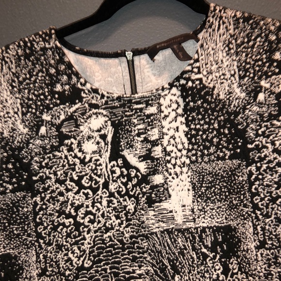 Sleeveless Blouse - Picture 2 of 3